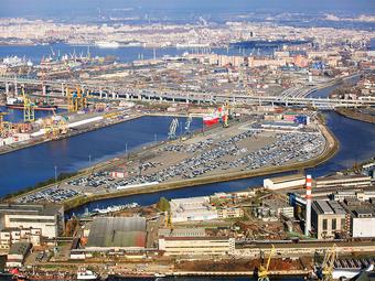 Петербургский порт меняет географию перевозок